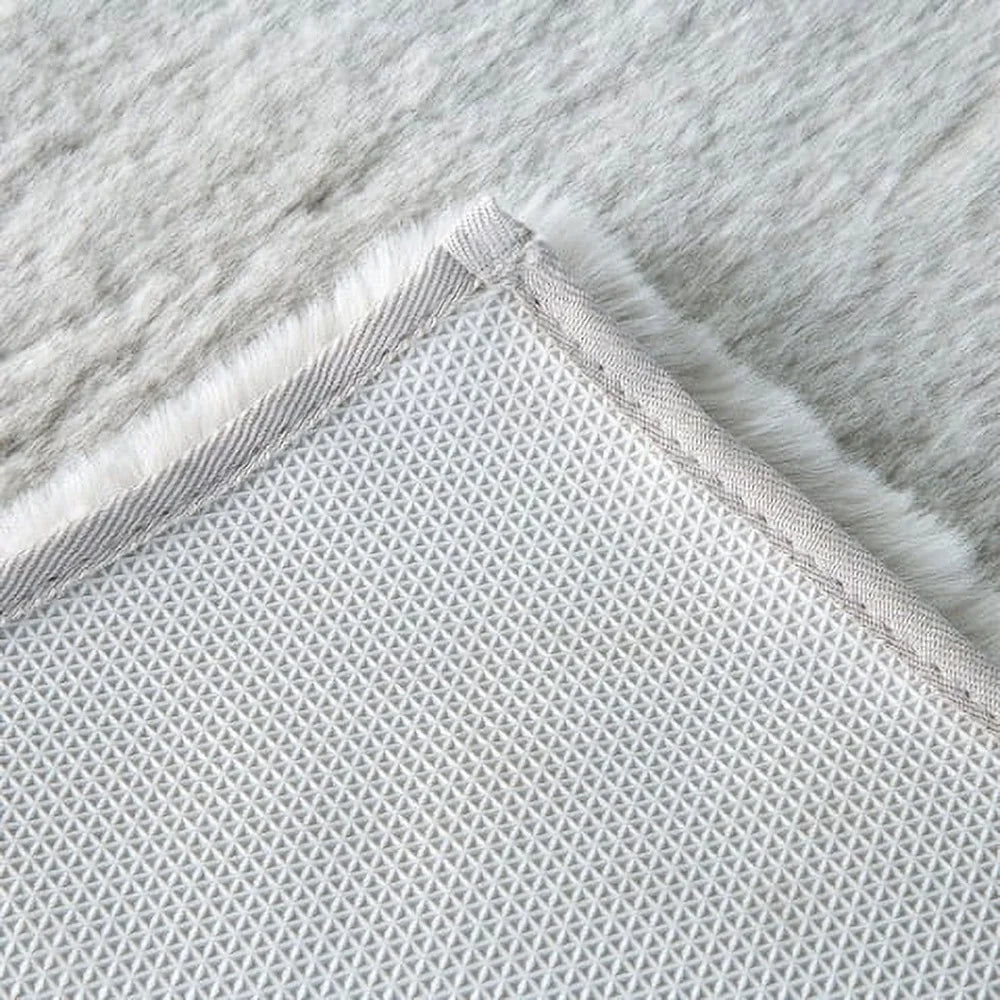 Soft Non-Slip Faux Fur Bath Mat for Ultimate Comfort